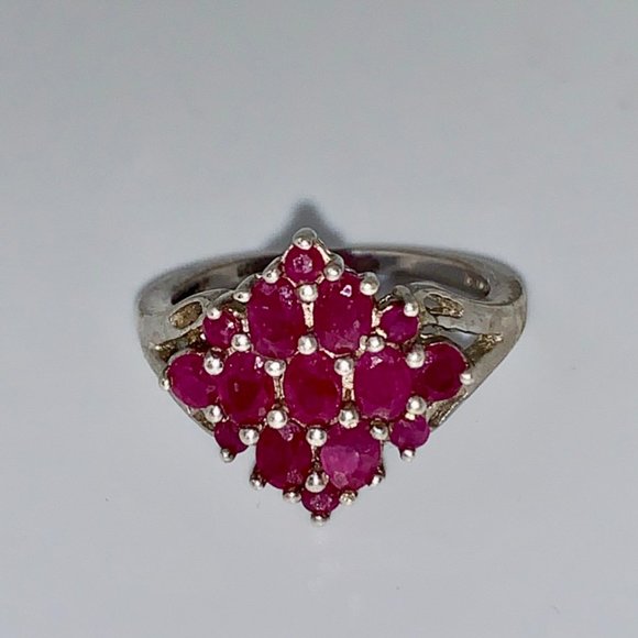Ruby Ring, 11 stones shaped in a diamond or square, stamped 925 silver, size 7 - Picture 7 of 10